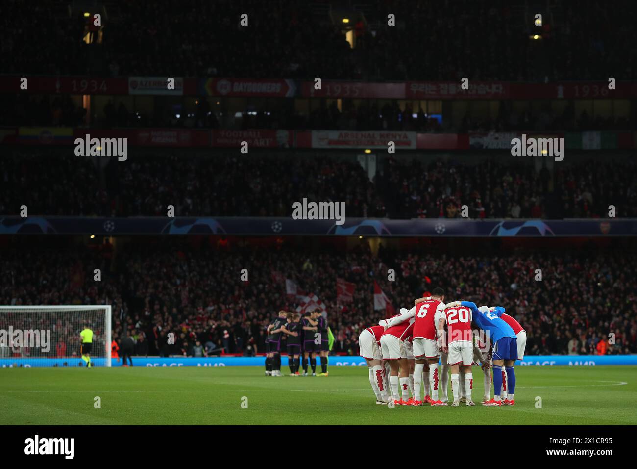 L'équipe Arsenal et Bayern Munich se rencontrent avant le match - Arsenal v FC Bayern Munich, UEFA Champions League Quarter final First Leg, Emirates Stadium, Londres, Royaume-Uni - 9 avril 2024 Banque D'Images