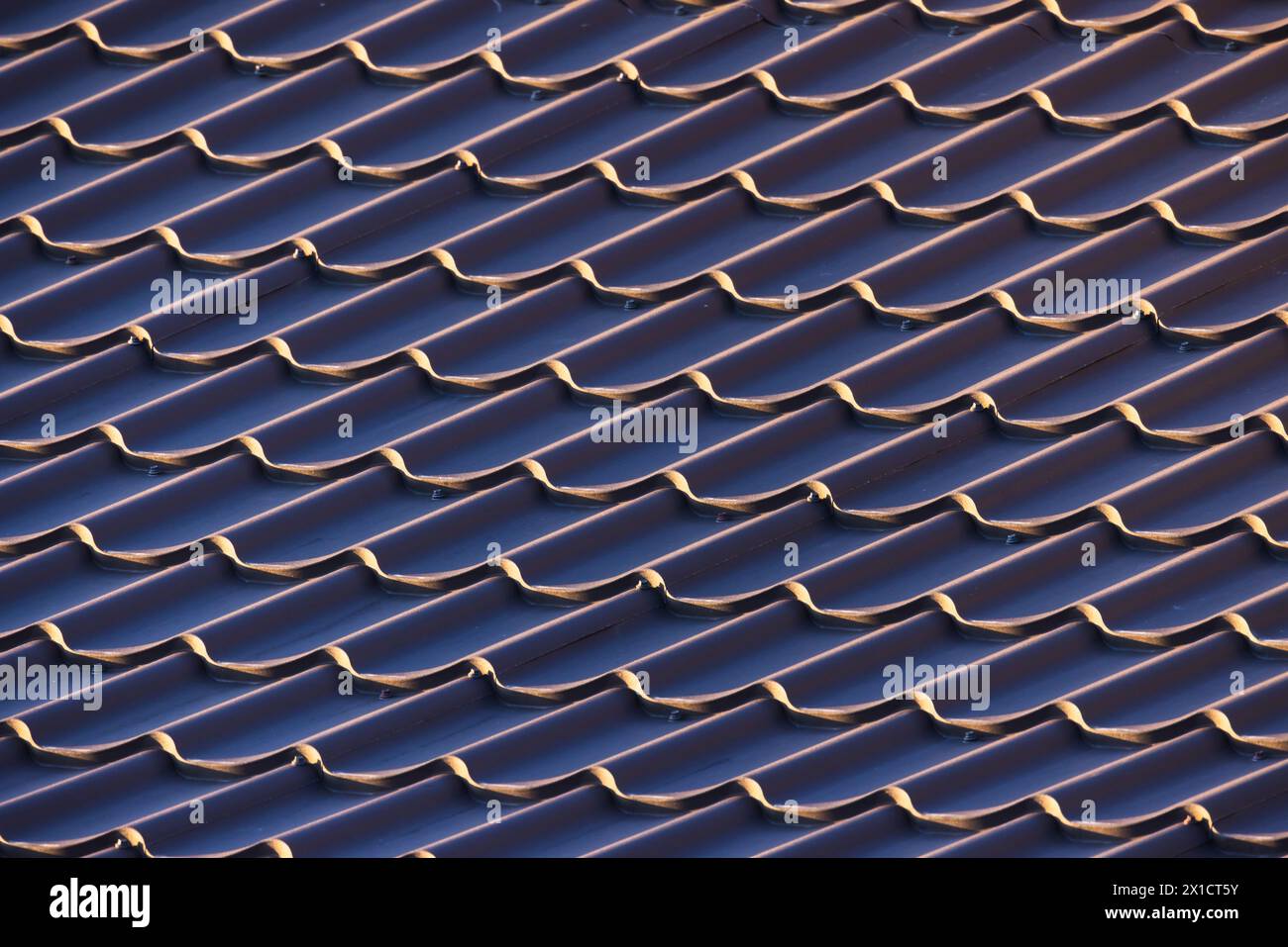 Tuile de toit en métal avec motif de forme ondulée, photo rapprochée du toit de maison moderne Banque D'Images