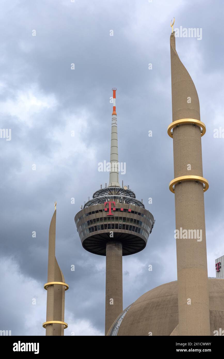 La vieille tour de télévision de Cologne s'élève au-dessus de l'horizon de la ville Banque D'Images