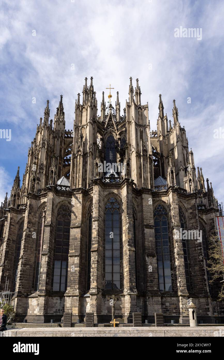 L'arrière de la cathédrale de Cologne s'élève majestueusement dans les hauteurs Banque D'Images