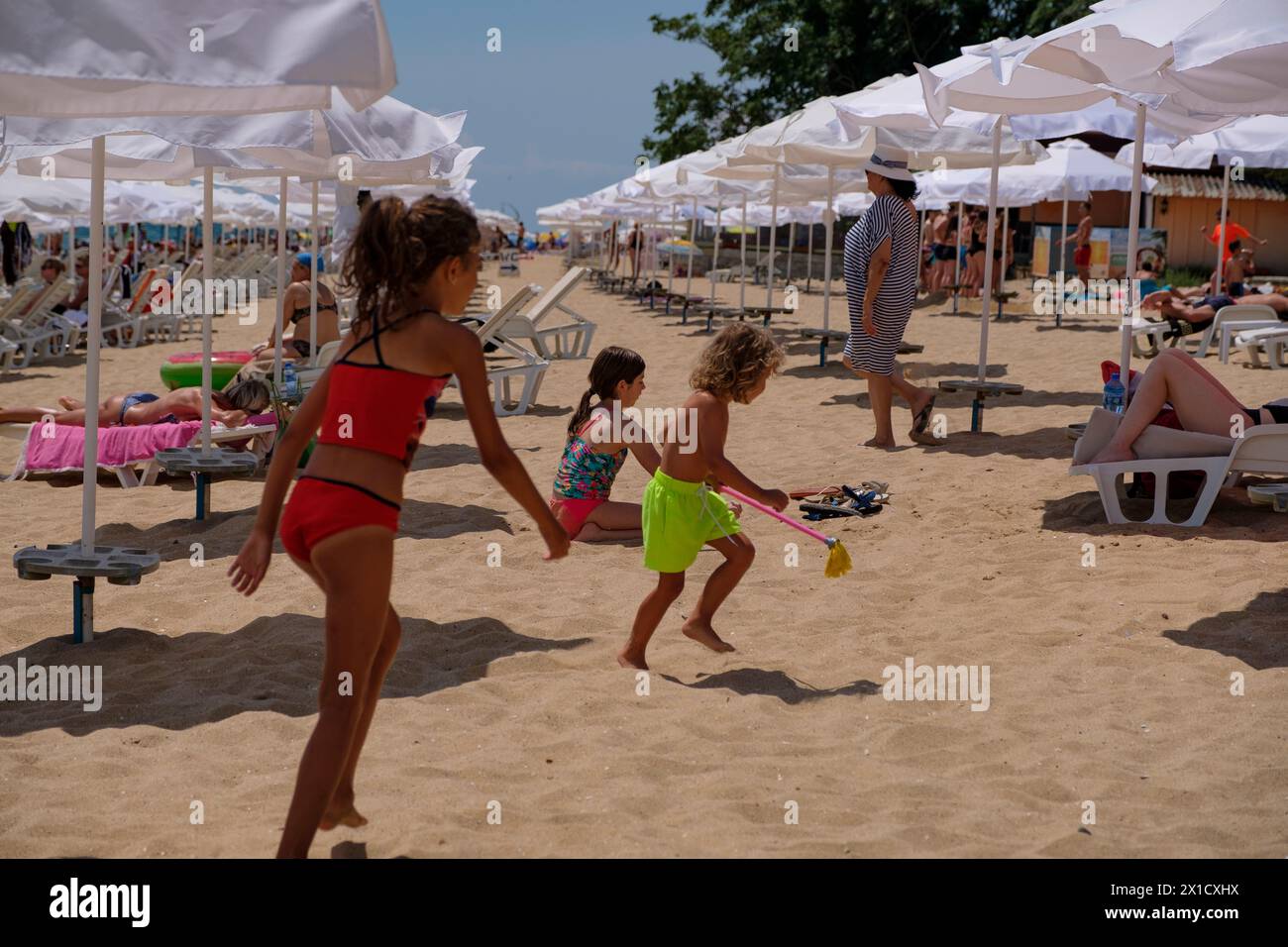 Les enfants jouent sur une plage de sable et profitent de leur été. C'est une belle journée ensoleillée au bord de la mer Noire Banque D'Images