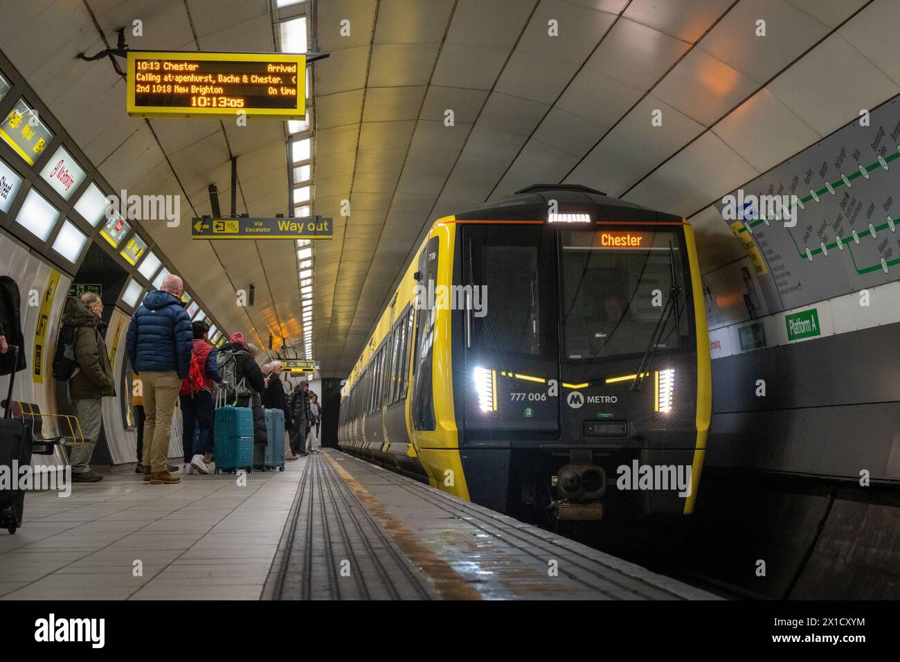 Train de métro Merseyrail au quai sur Lime Street niveau inférieur Banque D'Images