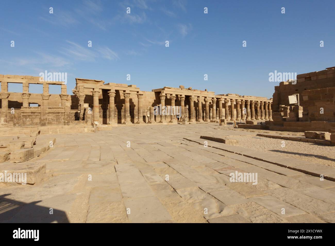Colonnades orientales, complexe du temple de Philae, île d'Agilkia, réservoir du barrage d'Assouan. Lieu de sépulture d'Osiris. Égypte Banque D'Images