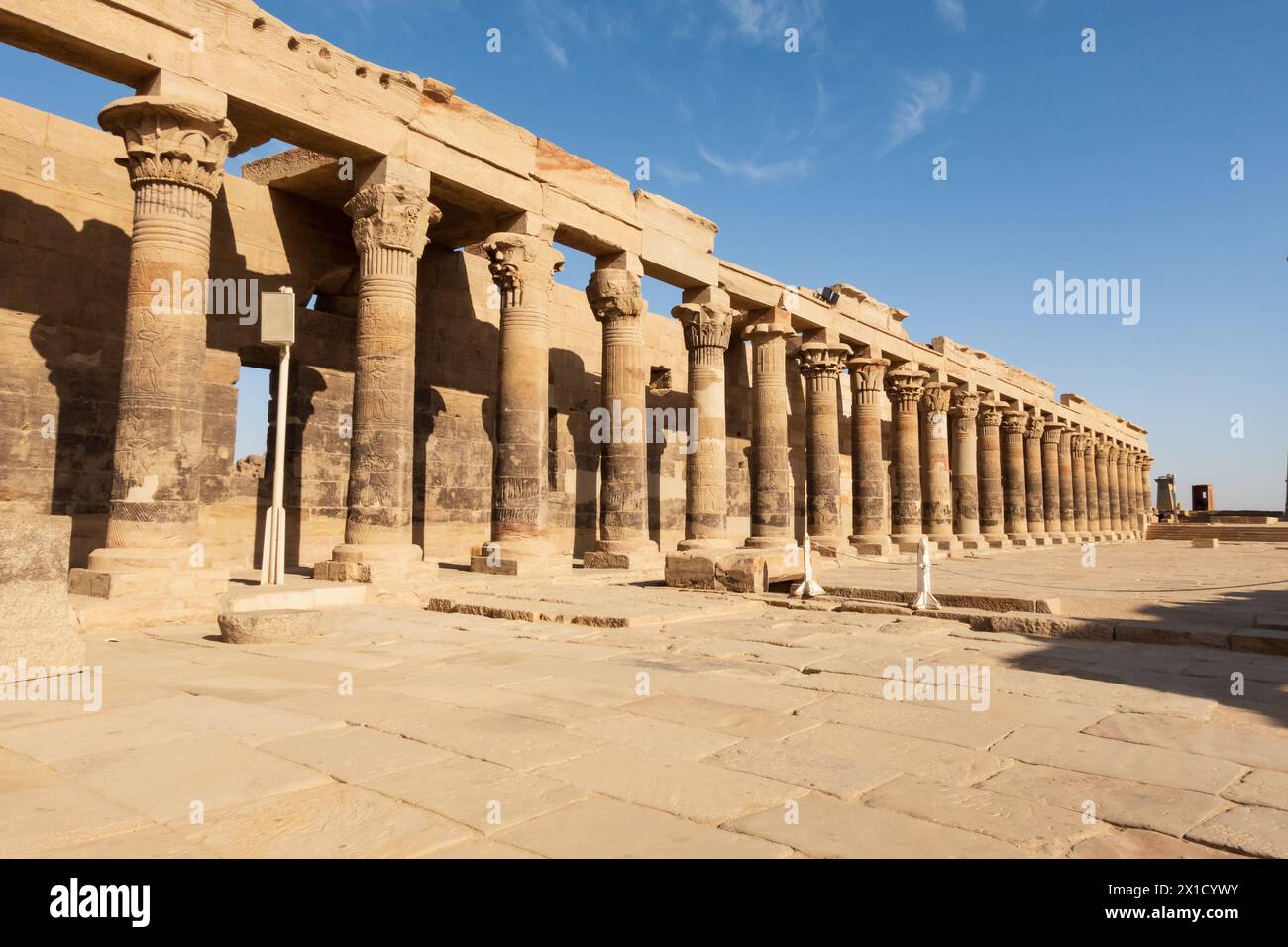 Colonnades orientales dans le temple d'Arsenophis, complexe du temple de Philae, île d'Agilkia, réservoir du barrage d'Assouan. Lieu de sépulture d'Osiris. Égypte Banque D'Images