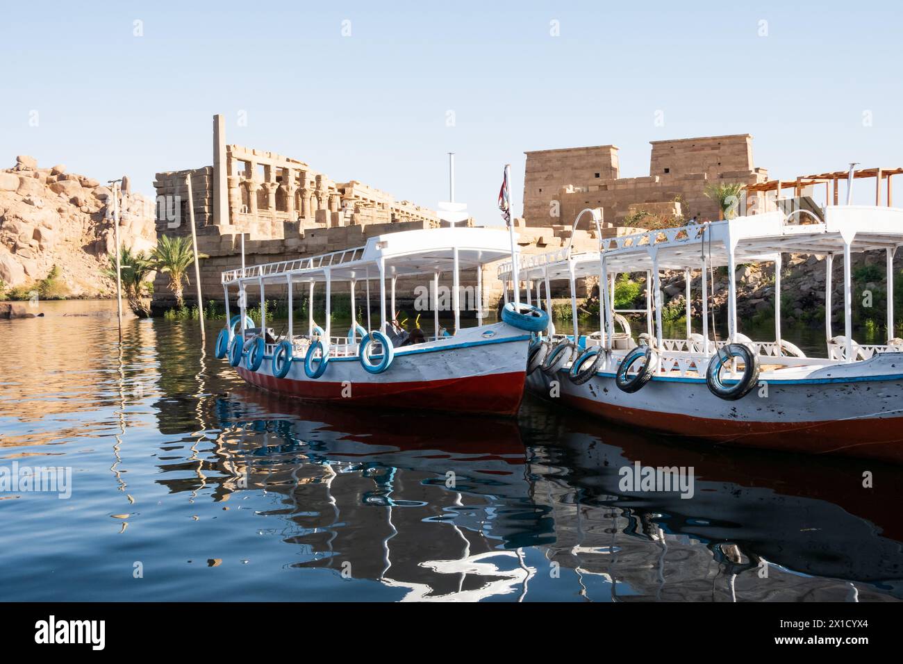 Bateaux de plaisance amarrés au complexe Philae Temple, île Agilkia, réservoir du barrage d'Assouan. Lieu de sépulture d'Osiris. Égypte Banque D'Images