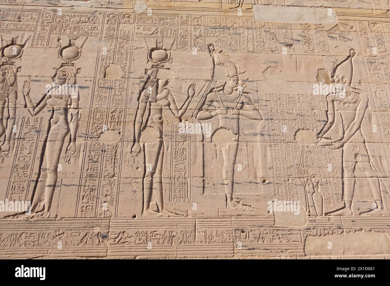Sculptures en relief, complexe du temple de Philae, île d'Agilkia, réservoir du barrage d'Assouan. Lieu de sépulture d'Osiris. Égypte Banque D'Images