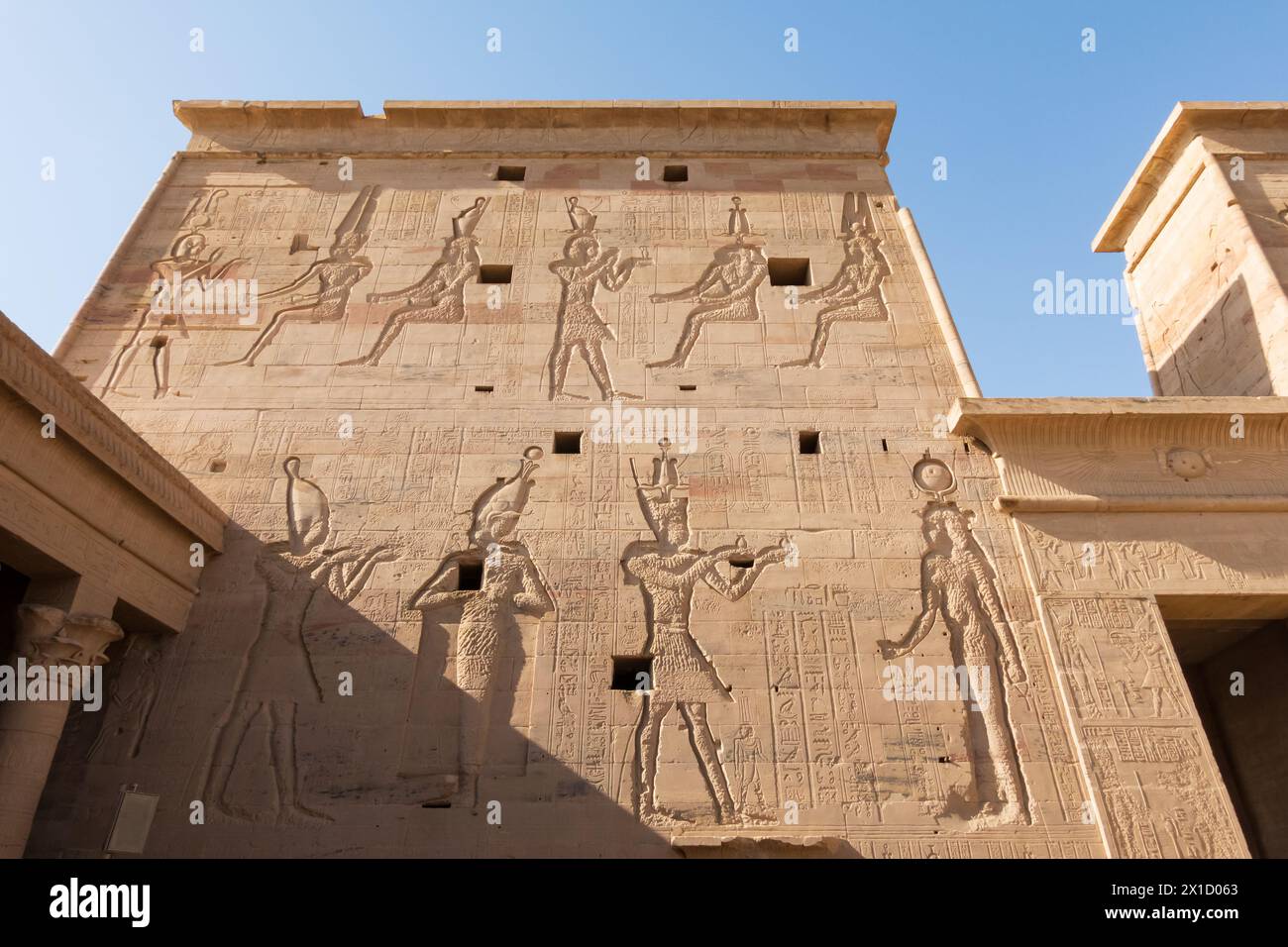 Sculptures de pylônes, complexe du temple de Philae, île d'Agilkia, réservoir du barrage d'Assouan. Lieu de sépulture d'Osiris. Égypte Banque D'Images