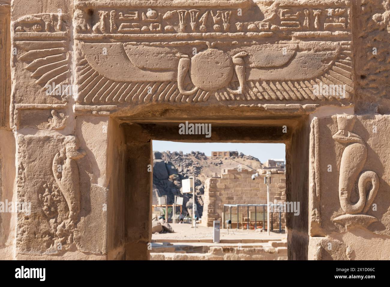 Horus d'Edfou ou Behdet. Sculpture de détail de porte, complexe du temple Philae, île d'Agilkia, réservoir du barrage d'Assouan. Lieu de sépulture d'Osiris. Égypte Banque D'Images