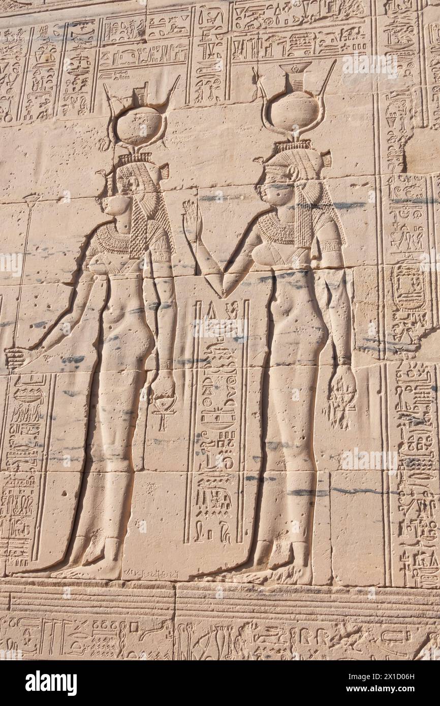 Sculptures en relief Isis et Nepthys, , complexe du temple de Philae, île d'Agilkia, réservoir du barrage d'Assouan. Lieu de sépulture d'Osiris. Égypte Banque D'Images