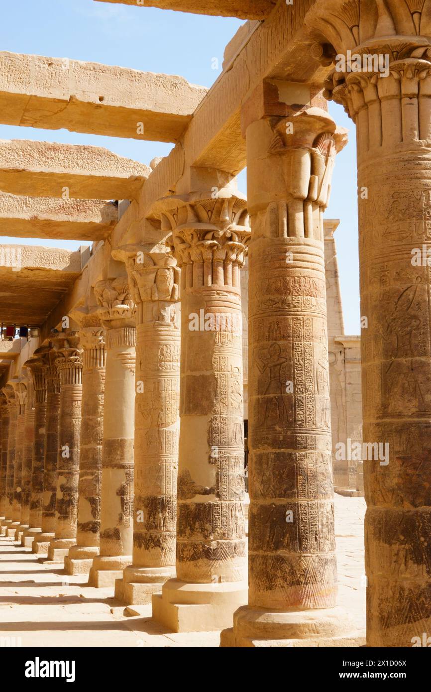 Colonnades orientales, complexe du temple de Philae, île d'Agilkia, réservoir du barrage d'Assouan. Lieu de sépulture d'Osiris. Égypte Banque D'Images