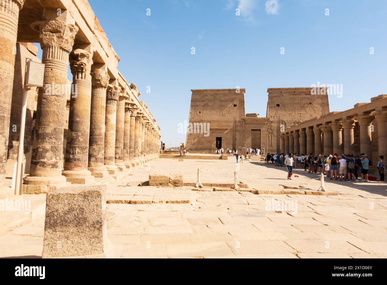 Colonnades orientales et le Pylône, Arsenophis, complexe du temple de Philae, île d'Agilkia, réservoir du barrage d'Assouan. Lieu de sépulture d'Osiris. Égypte Banque D'Images