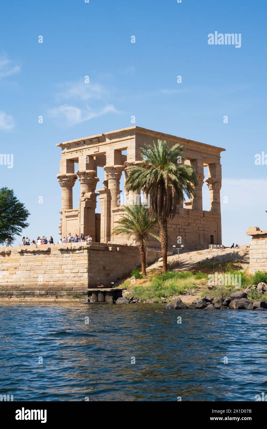 Kiosque de Trajan vu de l'eau. Complexe du temple de Philae, île d'Agilkia, réservoir du barrage d'Assouan. Lieu de sépulture d'Osiris. Égypte Banque D'Images