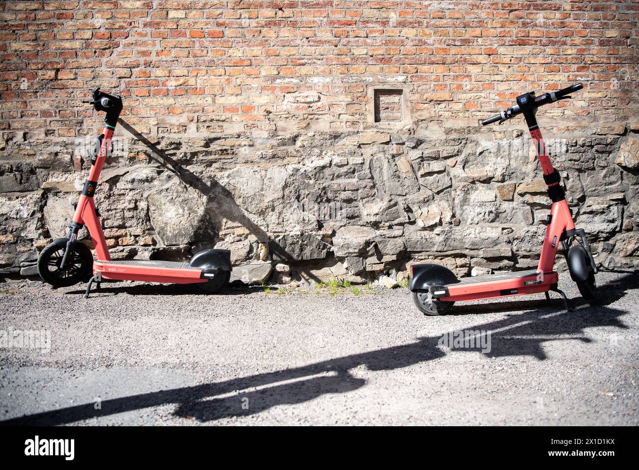 Oslo 20240416.deux scooters électriques de la marque VOI à Oslo mardi. Photo : Annika Byrde / NTB Banque D'Images