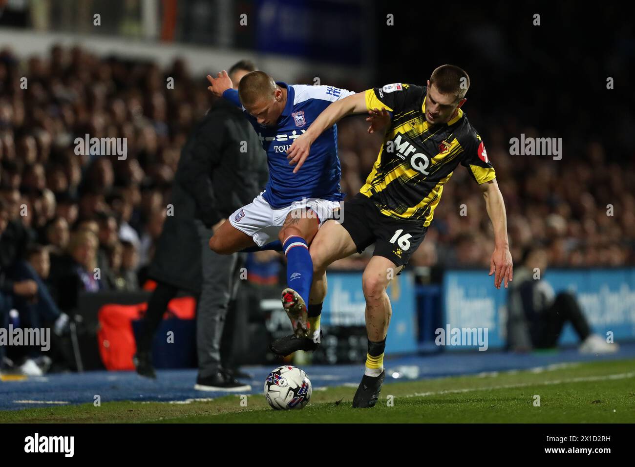 Harry Clarke d'Ipswich Town et Giorgi Chakvetadze de Watford - Ipswich Town v Watford, Sky Bet Championship, Portman Road, Ipswich, Royaume-Uni - 10 avril 2024 usage éditorial exclusif - des restrictions DataCo s'appliquent Banque D'Images