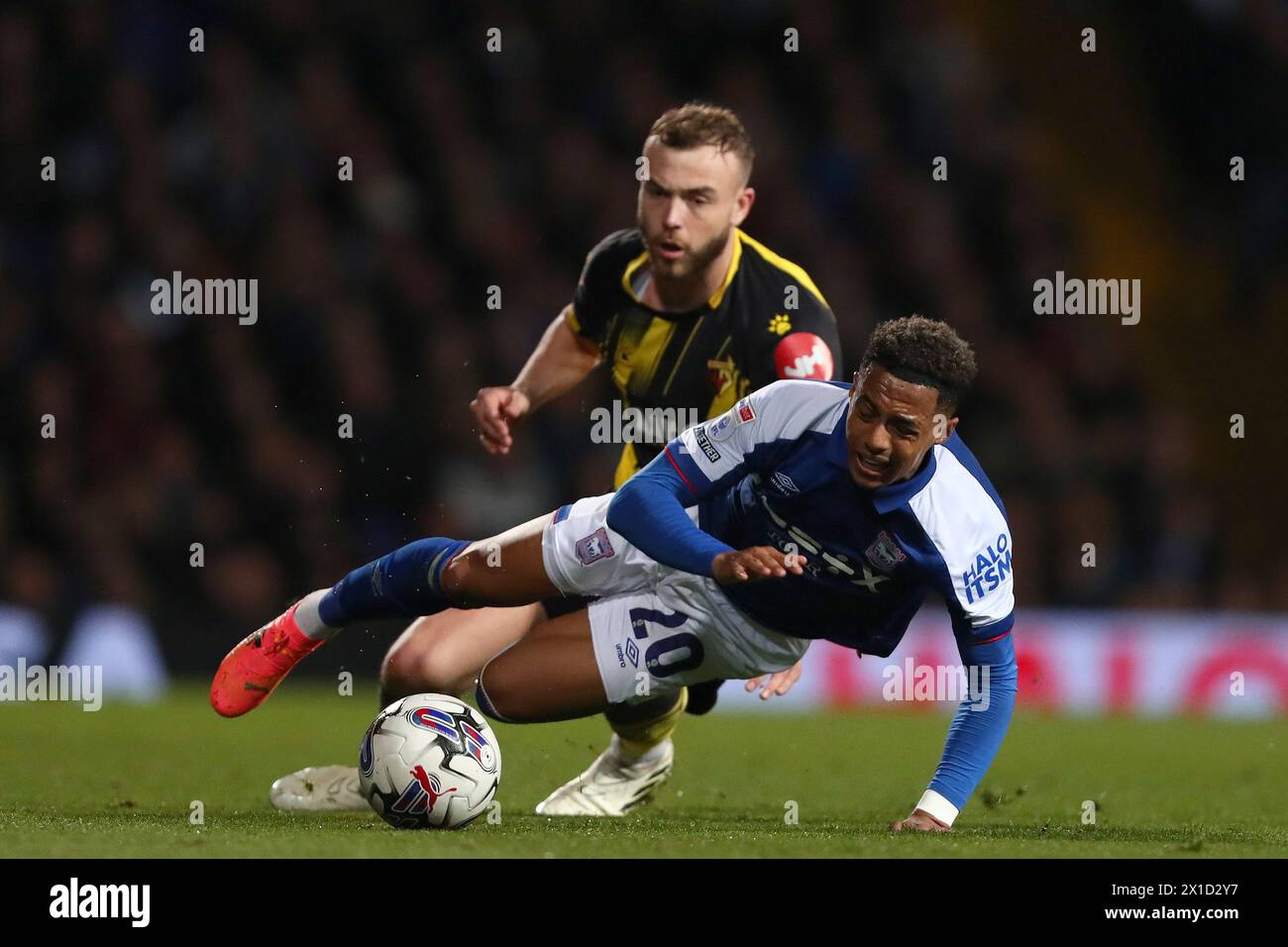 Omari Hutchinson d'Ipswich Town est faussé par Ryan Porteous de Watford - Ipswich Town v Watford, Sky Bet Championship, Portman Road, Ipswich, Royaume-Uni - 10 avril 2024 usage éditorial seulement - des restrictions DataCo s'appliquent Banque D'Images