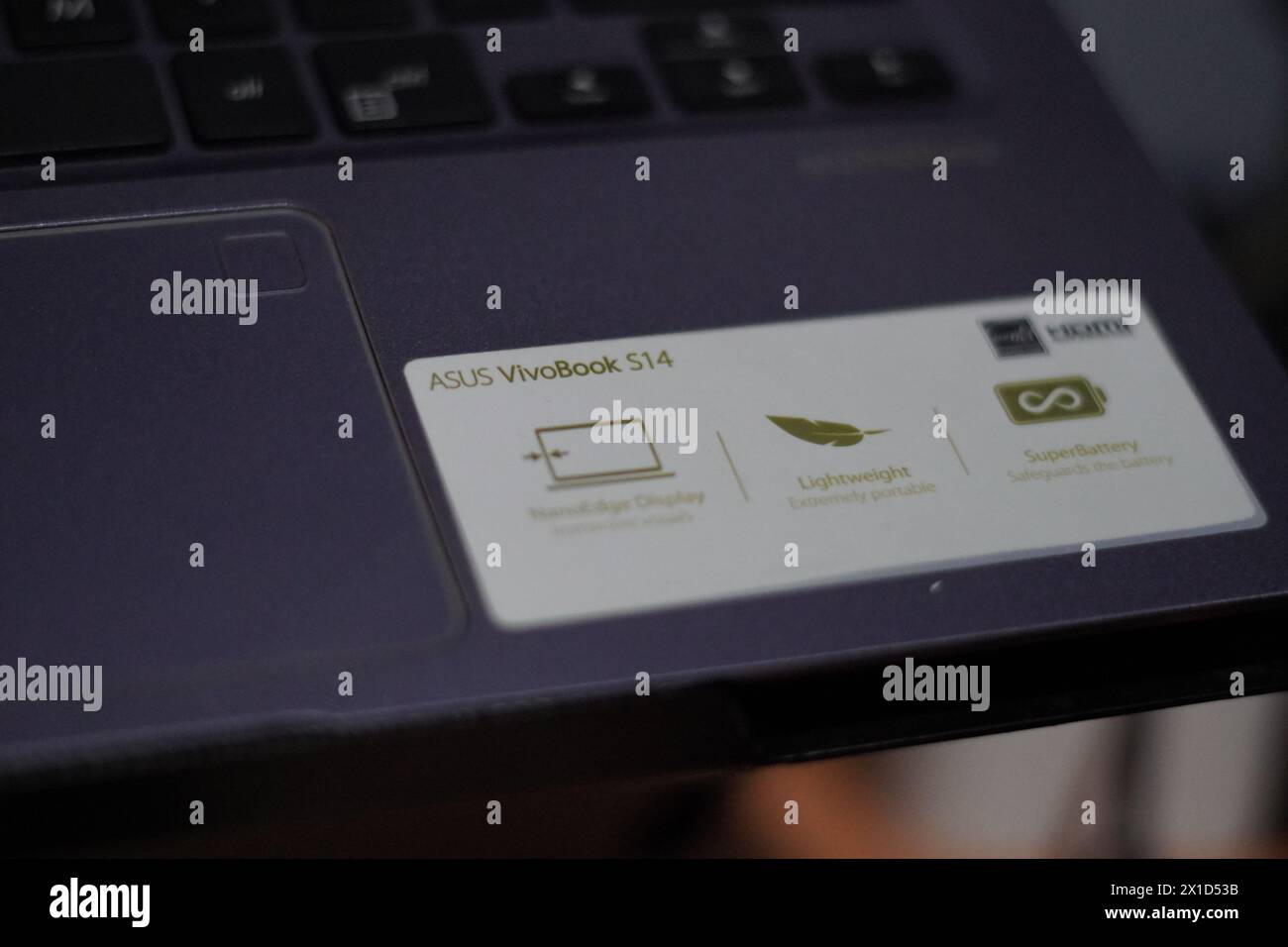Autocollant Asus VivoBook S14 avec la description nanoedge, léger et super batterie attaché à l'ordinateur portable Banque D'Images