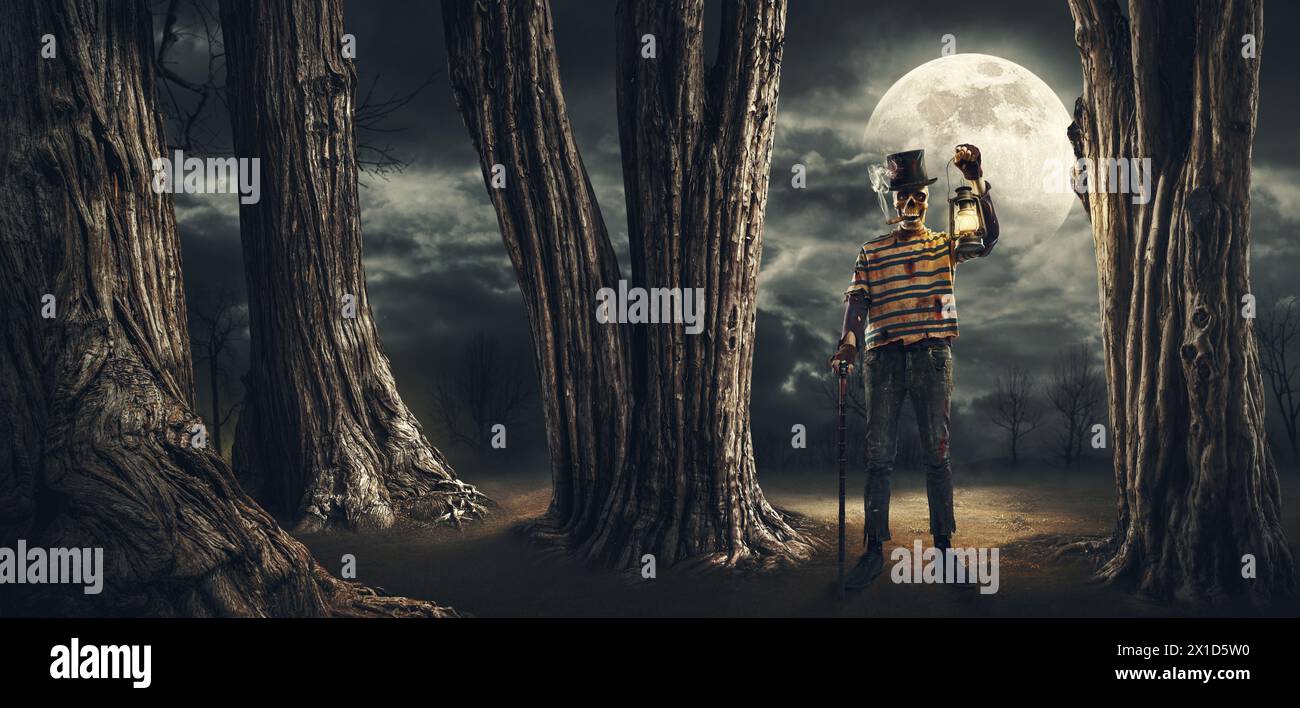 Personnage maléfique effrayant avec tête de crâne dans la forêt entourée de brouillard, il tient une lanterne et regarde la caméra, l'horreur et le concept d'Halloween Banque D'Images