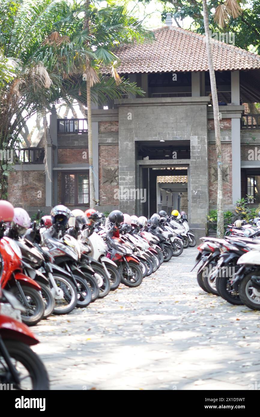 Les chemins dans le parking à moto sont soignés pendant la journée Banque D'Images