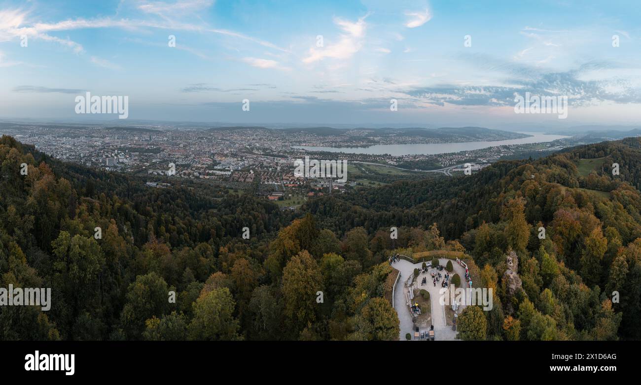 Vue panoramique sur la ville de Zurich et le lac depuis Uetliberg, la tour et le point de vue de la Suisse Banque D'Images