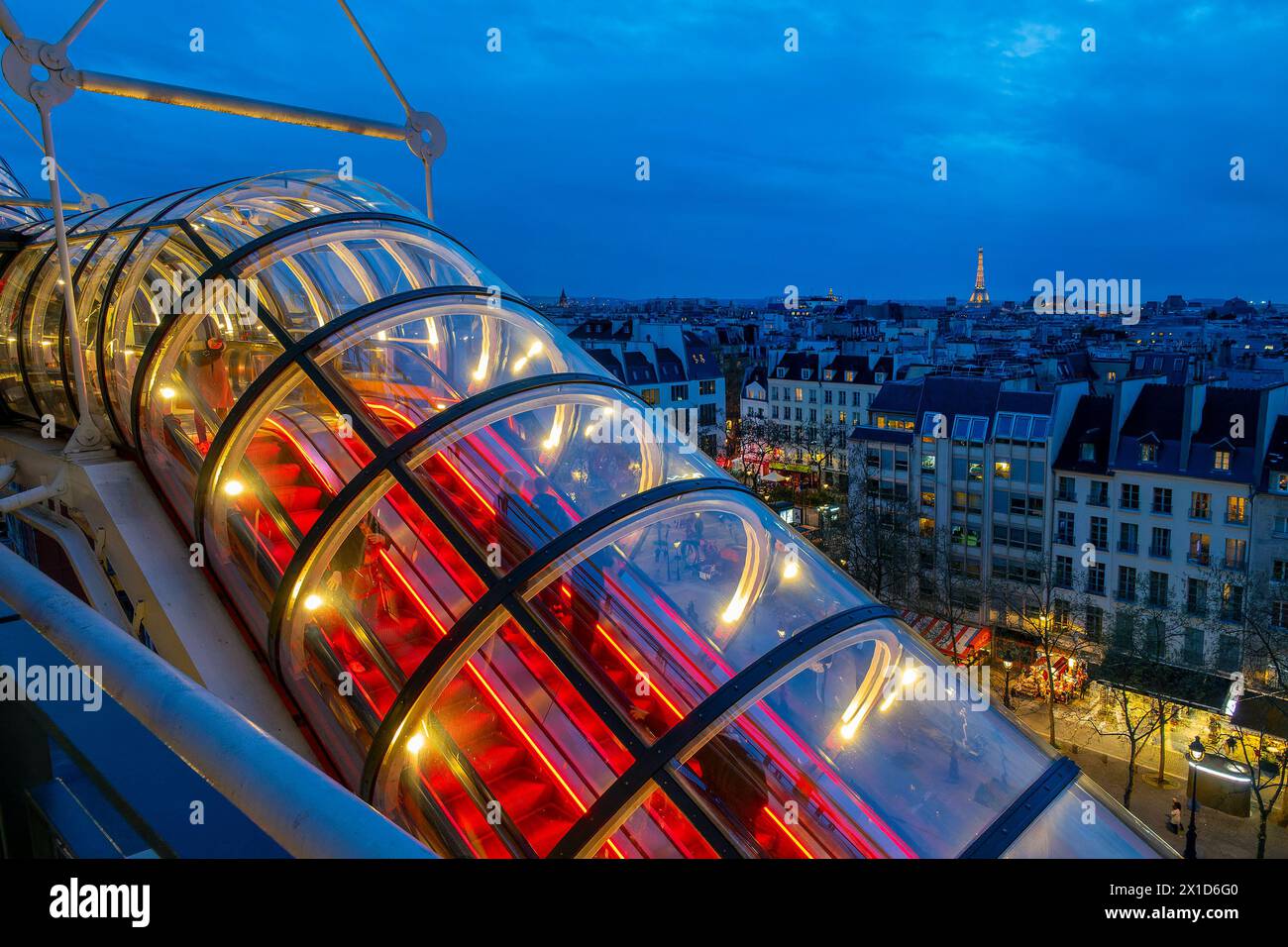 Escalator dans le Centre Pompidou (ou Beaubourg), vue sur les toits de Paris et la tour Eiffel la nuit Banque D'Images
