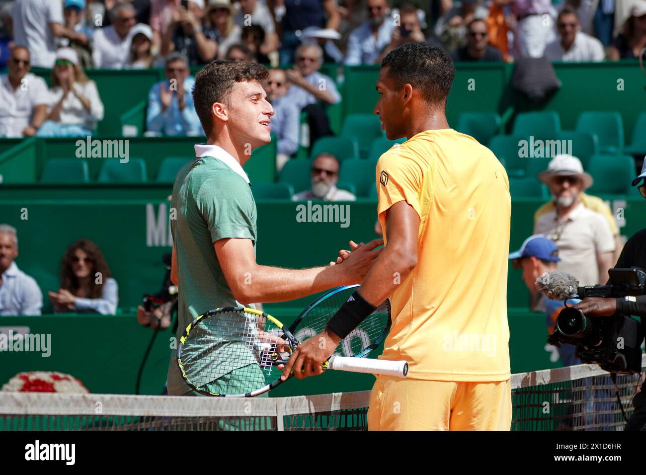 MONTE-CARLO, MONACO - 08 AVRIL : Felix Auger-Aliassime du Canada et Lucas Nardi de l'Italie pendant leur match au Rolex Monte-Carlo Masters au Monte-Carlo Country Club le 08 avril 2024 à Monte-Carlo, Monaco. Banque D'Images