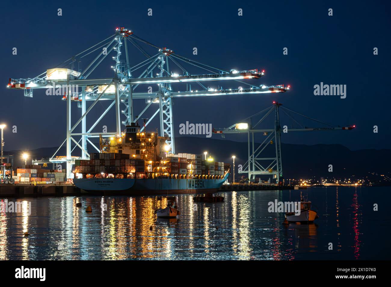 Conteneurs de chargement de navires la nuit Banque D'Images