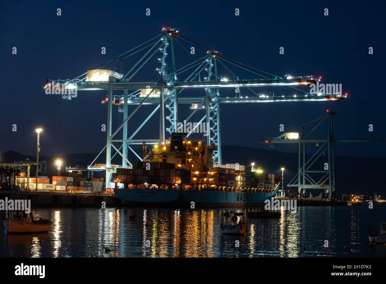 Conteneurs de chargement de navires la nuit Banque D'Images