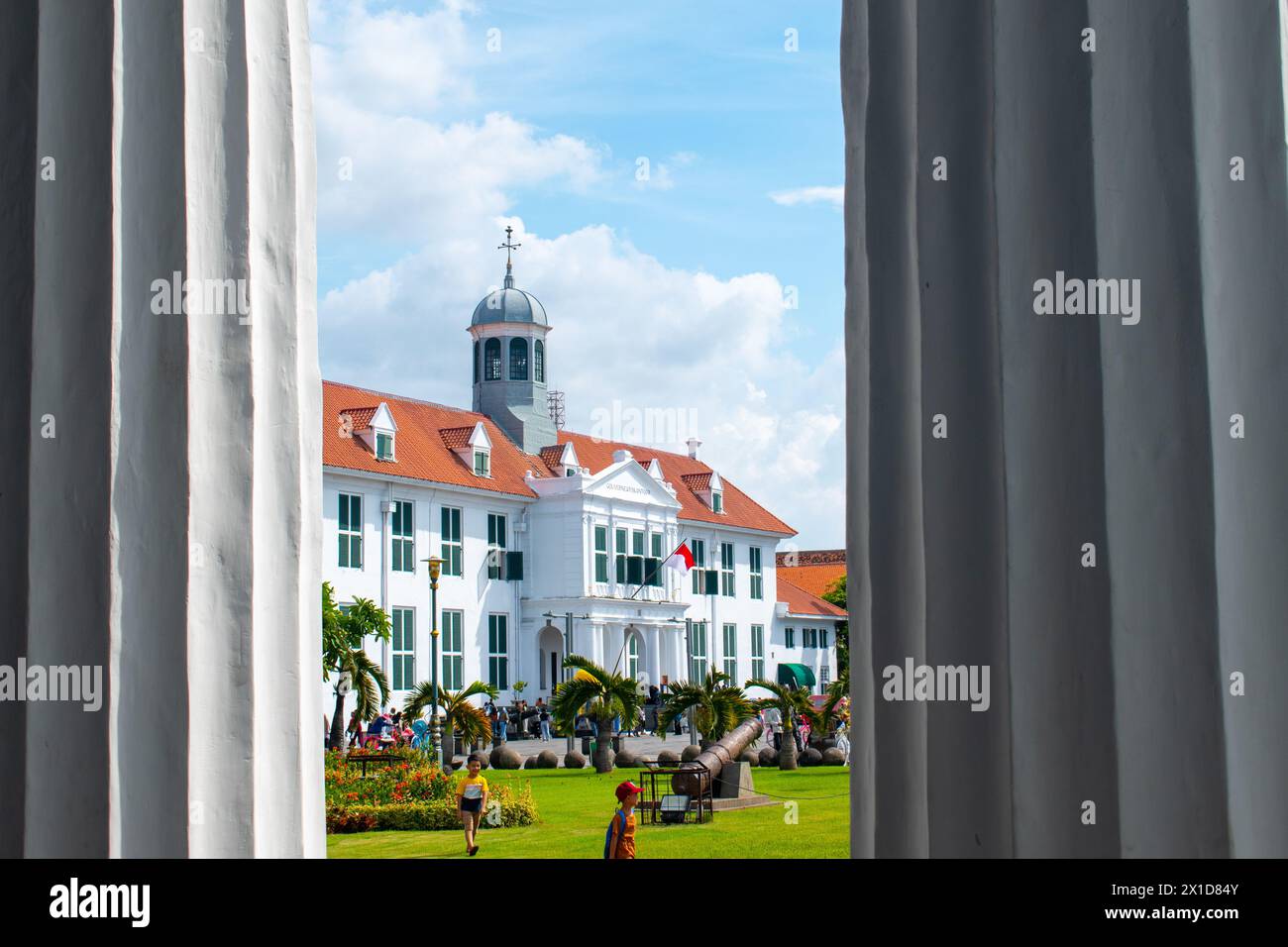 Musée d'histoire de Jakarta (bâtiment colonial hollandais) à l'intérieur d'un cadre de pilier blanc, à Kota Tua (vieille ville de Batavia), Jakarta, Indonésie Banque D'Images