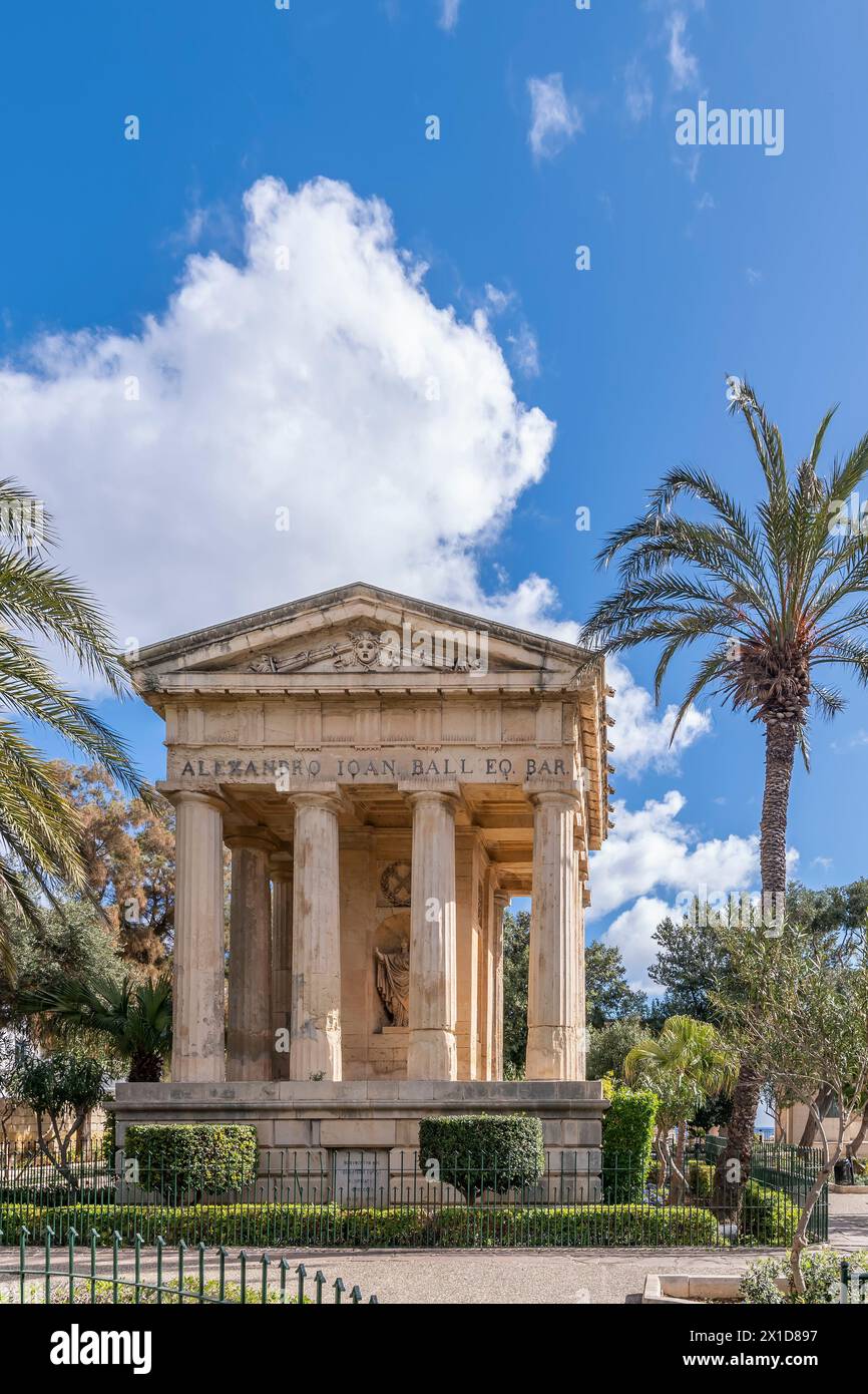 Le Monument à Sir Alexander Ball est un monument néoclassique situé dans les jardins de Lower Barrakka, à la Valette, à Malte Banque D'Images
