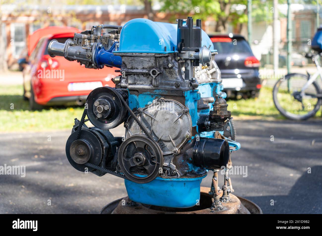 Vieux moteur de voiture hors route démonté peint en bleu Banque D'Images