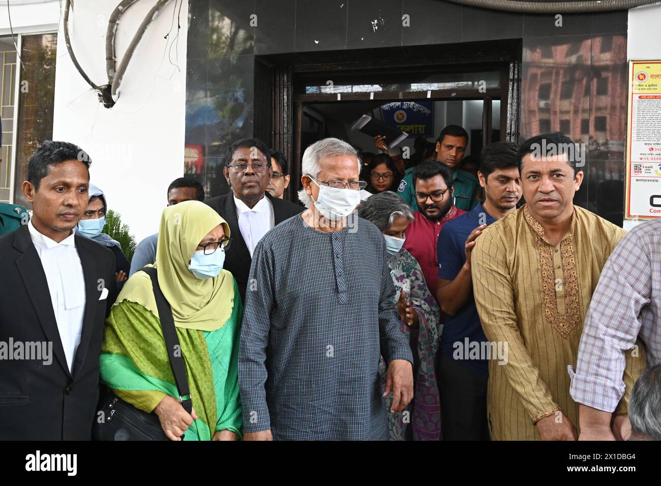 Dhaka, Bangladesh, le 16 avril 2024 le professeur Muhammad Yunus (C), lauréat du prix Nobel de la paix bangladais, se prépare à partir après avoir déposé un appel pour la prolongation de sa libération sous caution devant le Tribunal d'appel du travail de Dhaka, Bangladesh, le 16 avril 2024 Banque D'Images