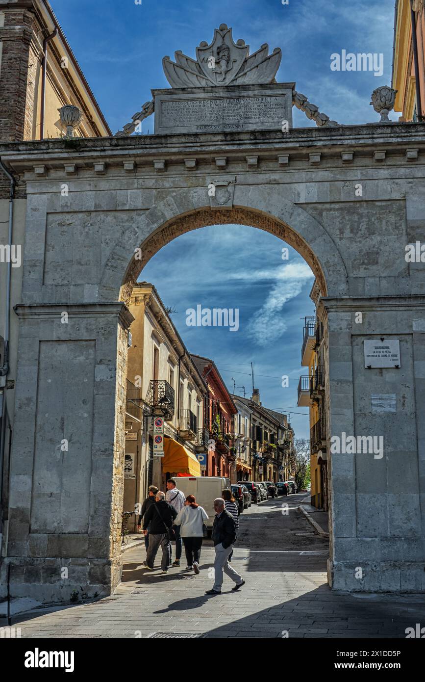 Un des accès historiques à la ville est Porta San Giovanni, anciennement appelé Porta delle Fiera, il a été reconstruit en 1841. Guardiagrele, Abruzzes Banque D'Images