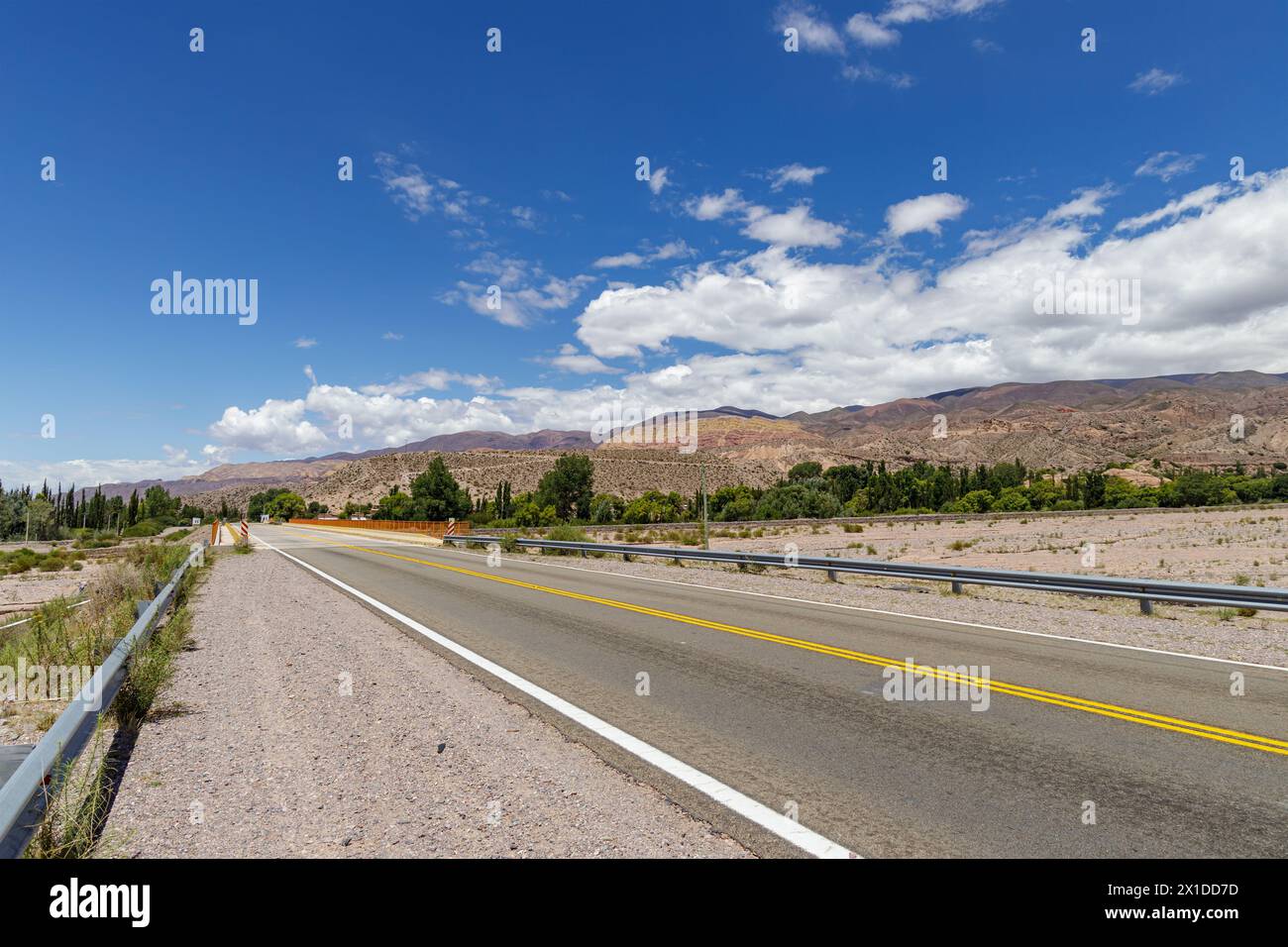 Route 9 à Yacoraite, province de Jujuy, Argentine. Banque D'Images