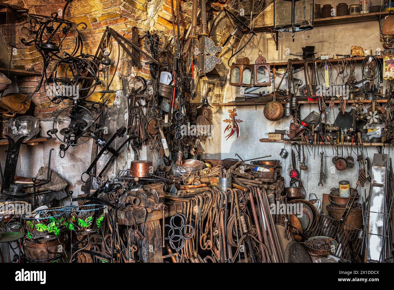 L'intérieur d'un atelier de maître forgeron avec des objets suspendus en fer forgé et cuivre. Guardiagrele, province de Chieti, Abruzzes, Italie, Europe Banque D'Images