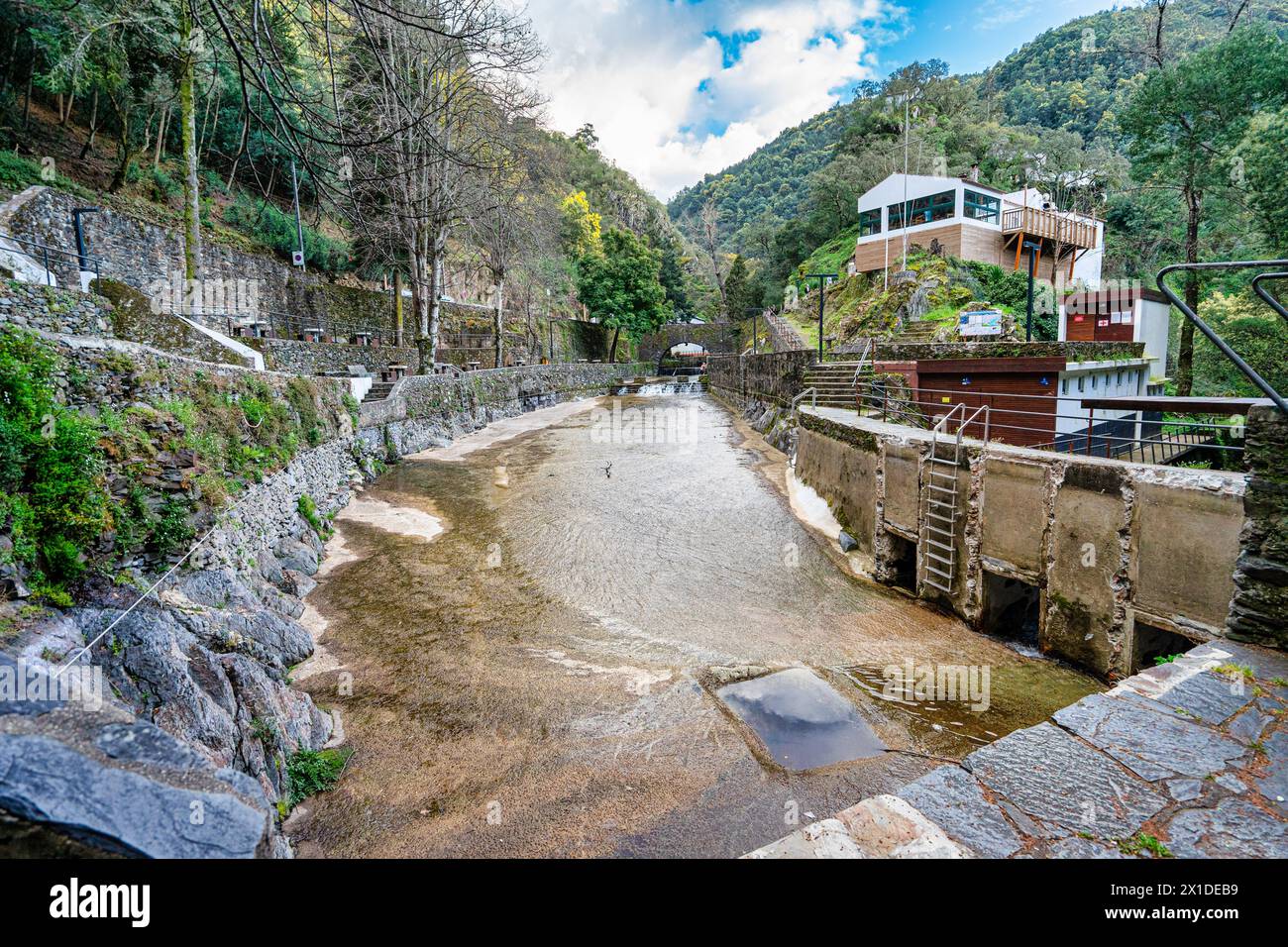 Senhora da Piedade plage de la rivière avec peu d'eau, vannes ouvertes à Serra da Lousã Banque D'Images