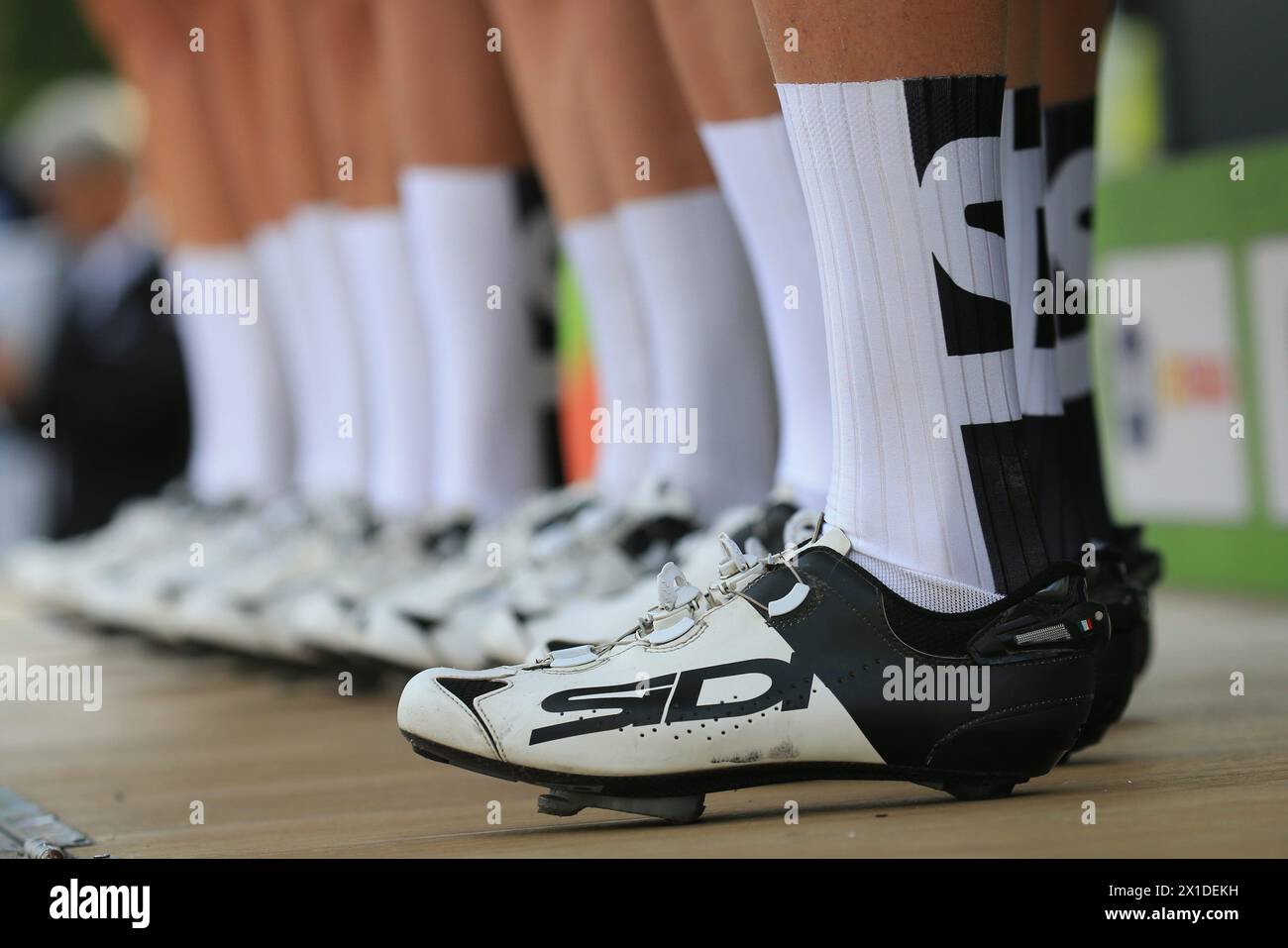 Stans, Autriche. 16 avril 2024. © Pierre Teyssot/MAXPPP ; TOUR DES ALPES 2024 - UCI Cycling Race Tour des Alpes. Stans, Autriche, le 16 avril 2024. Étape 2 de 190 km de Salurn -Salorno à Stans. Italie Alessandroo de Marchi (JAY) remporte l'étape 2. Tobias Foss (NOR) IGD reste leader. Chaussures Sidi de cyclistes © Pierre Teyssot/Maxppp crédit : MAXPPP/Alamy Live News Banque D'Images