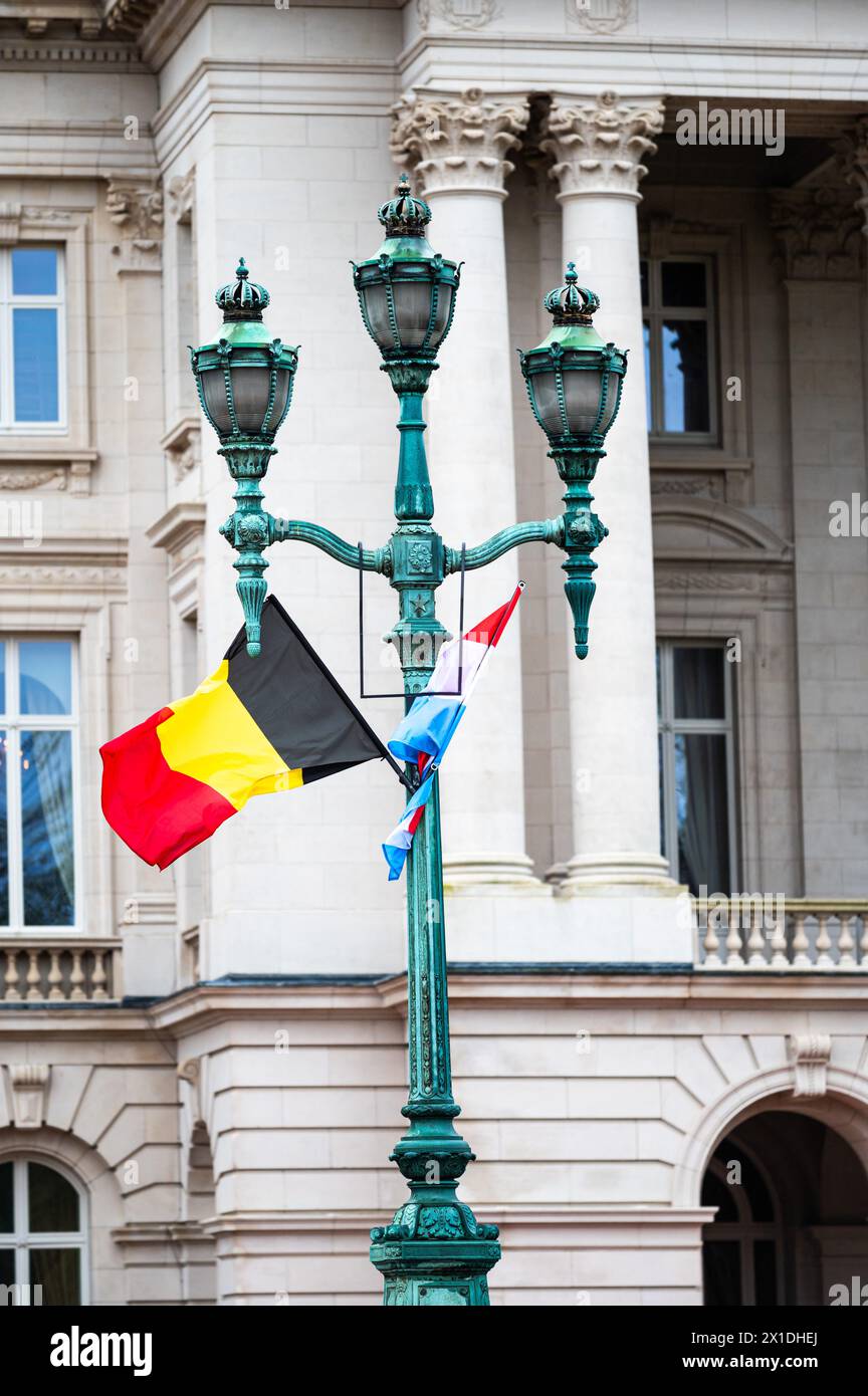Bruxelles, Belgique, 16 avril 2024 - deux drapeaux nationaux lors de la visite d'État du Grand-Duché de Luxembourg à la monarchie belge Banque D'Images