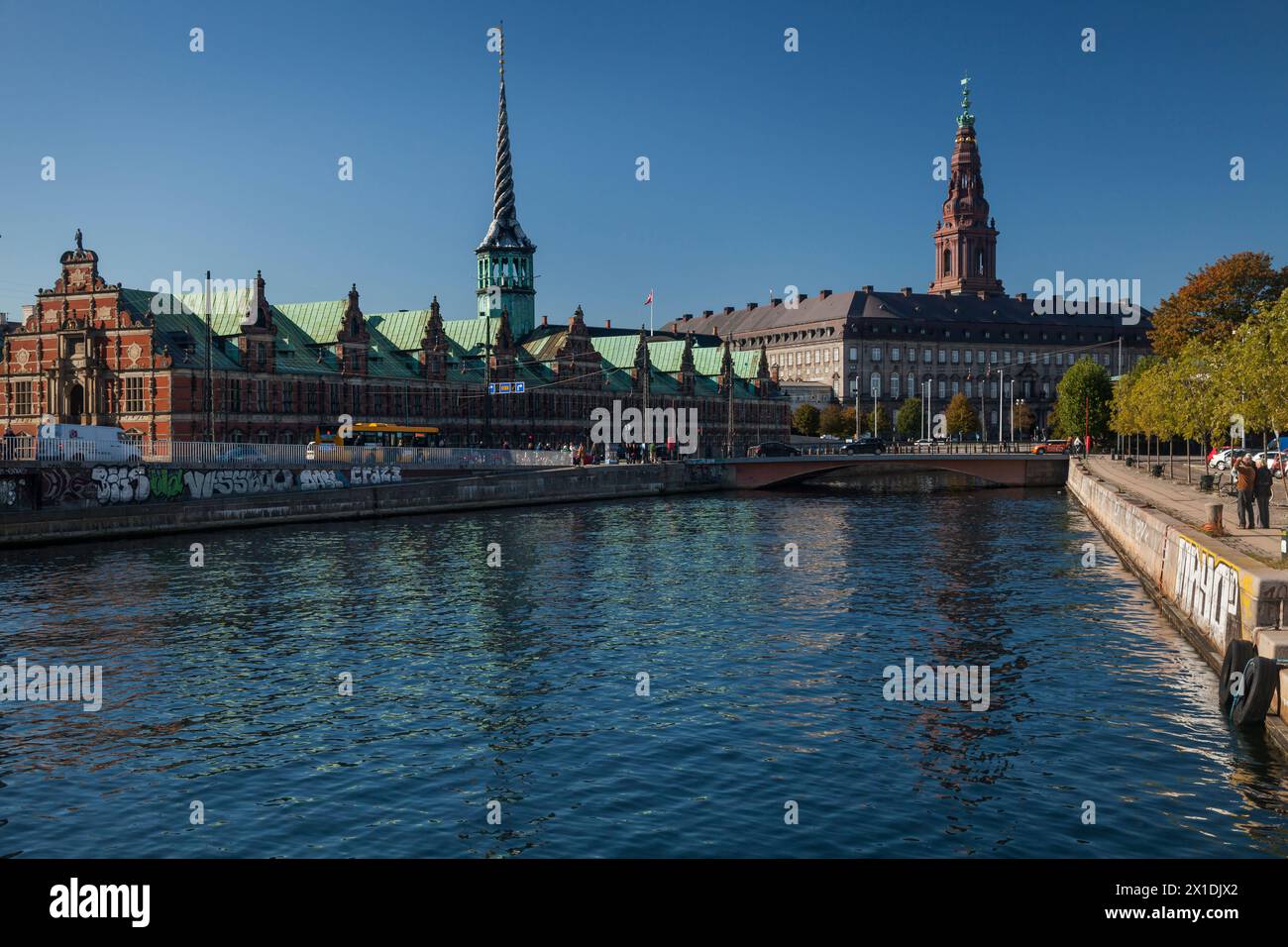 La Bourse de Copenhague et sa flèche près du canal avant l'incendie Banque D'Images