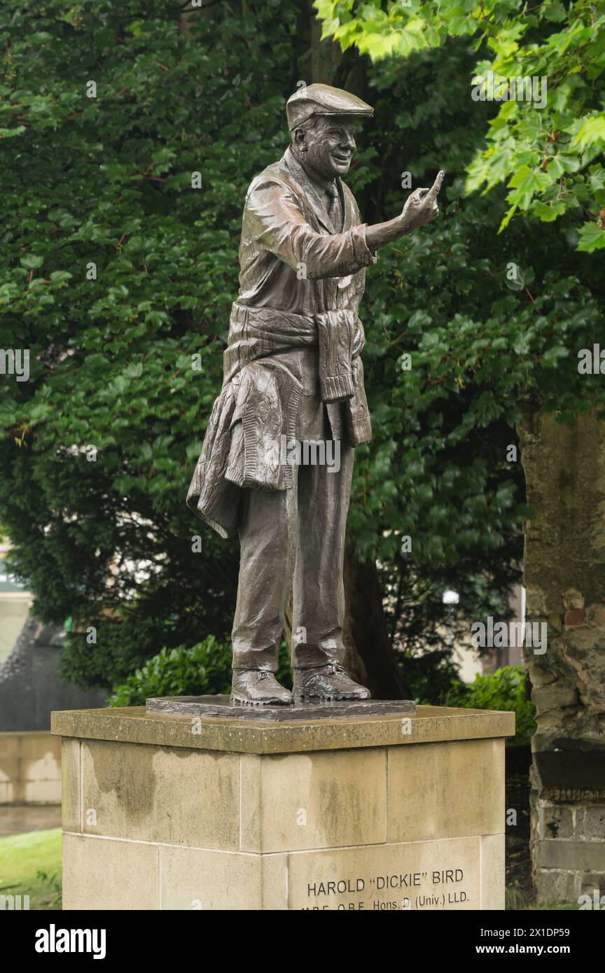 Statue de Harold 'Dickie' Bird, cricket et arbitre, Barnsley, South Yorkshire, Angleterre Banque D'Images