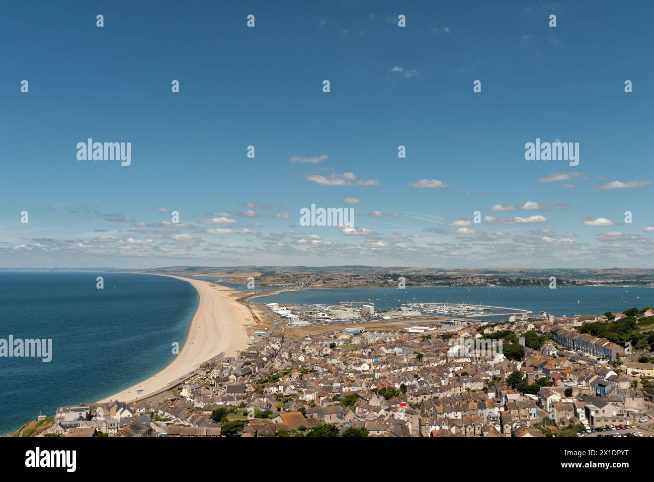 Vue de Portland, Dorset, avec Chesil Beach sur la gauche et Weymouth en arrière-plan Banque D'Images