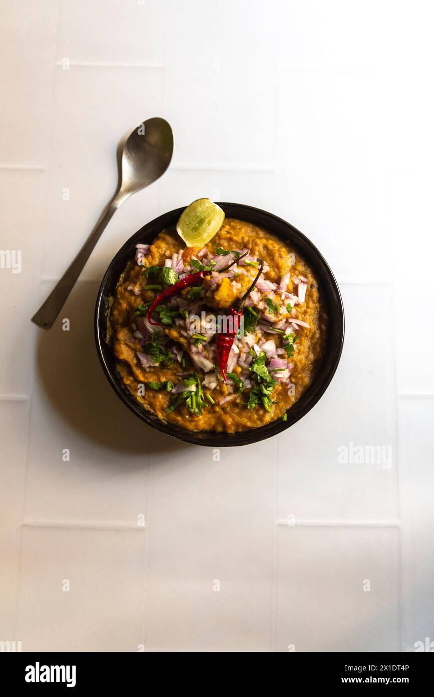 Haleem alimentaire du Ramadan moyen-oriental servi dans un bol. Banque D'Images