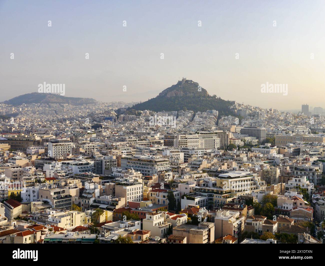 Colline Lycabette et la ligne d'horizon athénienne, Athènes, Grèce Banque D'Images