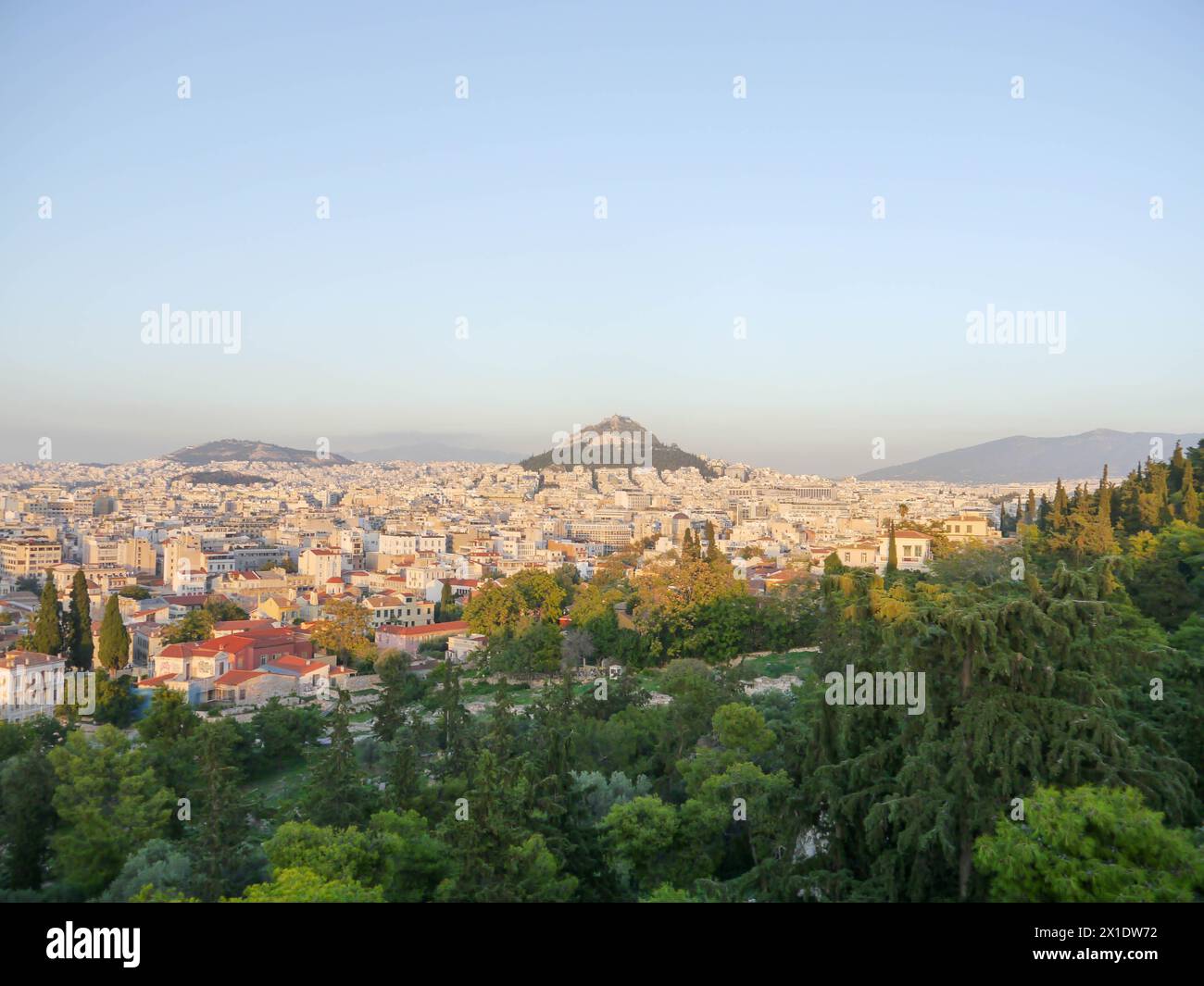 Colline Lycabette et la ligne d'horizon athénienne, Athènes, Grèce Banque D'Images