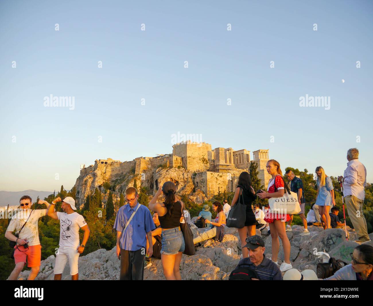 Les touristes se rassemblent pour regarder le coucher de soleil sur la colline d'Areopagus, Athènes, Grèce Banque D'Images