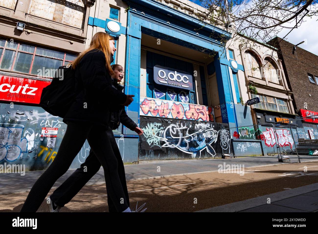 Glasgow, Écosse, Royaume-Uni. 16 avril 2024. Vues de Sauchiehall Street dans le centre-ville de Glasgow qui était autrefois une rue commerçante prospère, mais a souffert de nombreuses fermetures de magasins au fil des ans. Actuellement, d'importants travaux de construction sont en cours, ce qui souligne davantage l'apparence délabrée. Pic ; ancienne salle de concert O2 ABC. Iain Masterton/Alamy Live News Banque D'Images