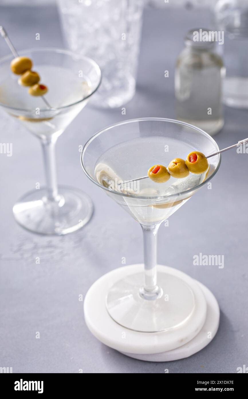 Martini avec garnitures d'olive et de salami, cocktail de martini sale dans un verre traditionnel Banque D'Images