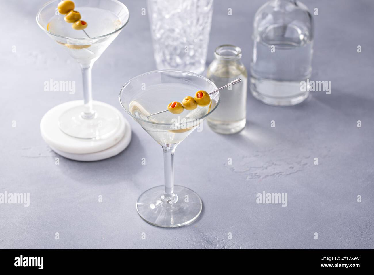 Martini avec garnitures d'olive et de salami, cocktail de martini sale dans un verre traditionnel Banque D'Images