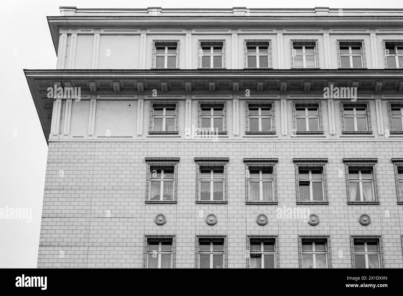 Façade Plattebau façade de l'ancien immeuble d'appartements Plattenbau est-allemand à l'intérieur du district de Friedrichshain, construit pendant la reconstruction après la seconde Guerre mondiale. Berlin, Allemagne. Berlin Friedrichshain Berlin Allemagne Copyright : xGuidoxKoppesxPhotox Banque D'Images