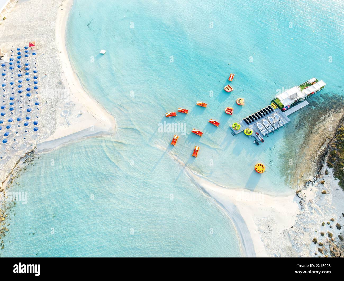 Découvrez la plage immaculée de Nissi à Chypre, un paradis au sable blanc et aux eaux turquoises, parfait pour la détente, les sports nautiques et les vacances en famille Banque D'Images