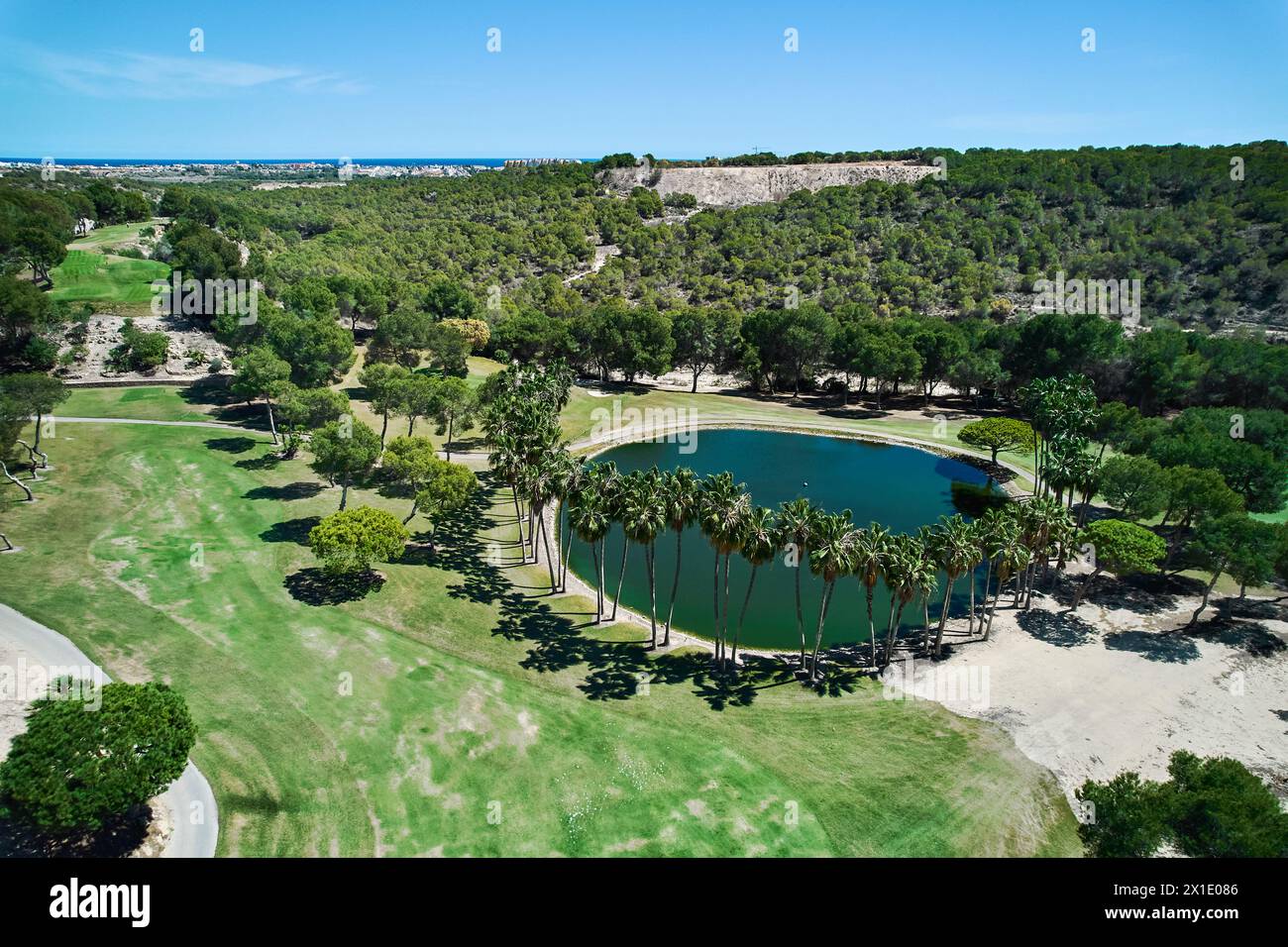 Drone point de vue terrain de golf sur la nature tropicale avec lac vert pendant la journée ensoleillée d'été. Lieux, style de vie, concept sportif Banque D'Images